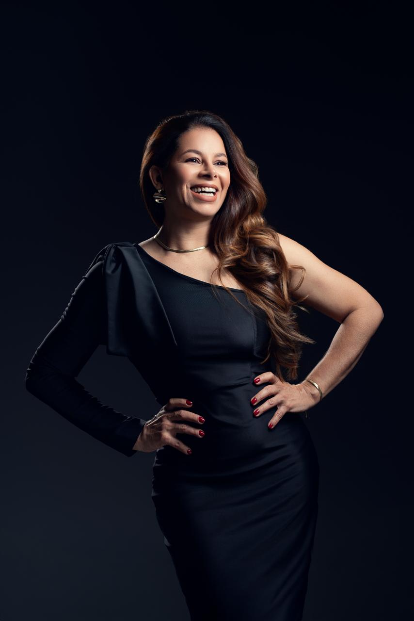 Simara Pires sorrindo com as mãos na cintura