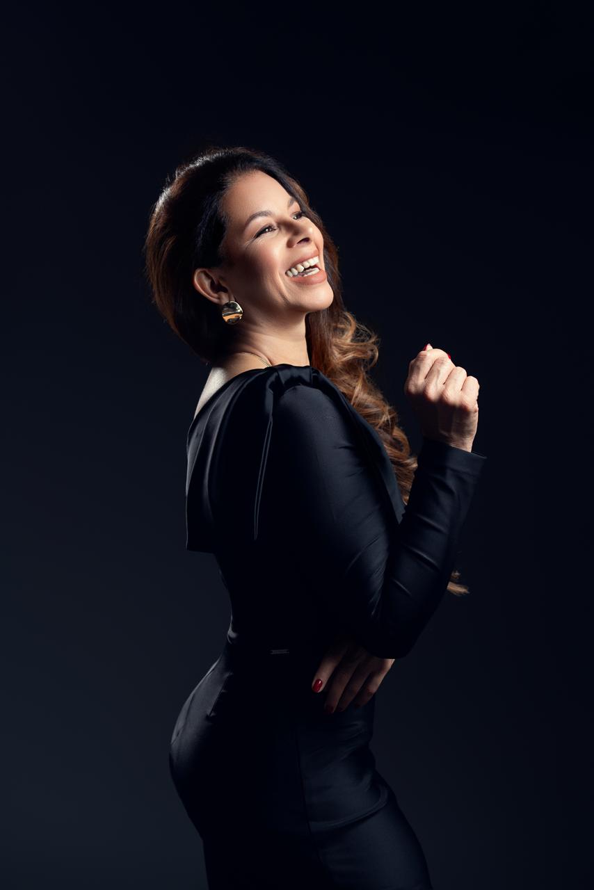 Simara Pires rindo em pose de meio perfil