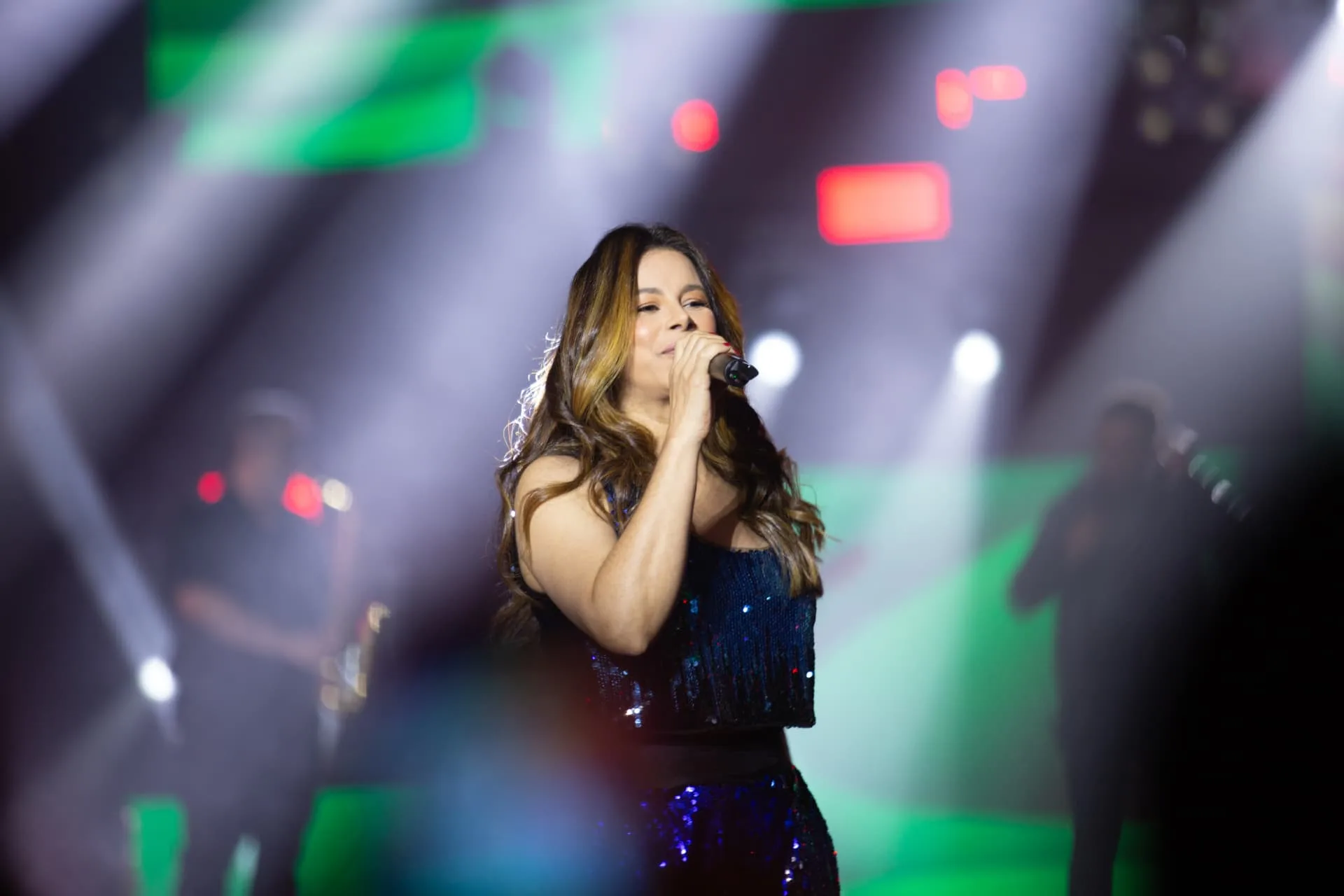 Simara Pires cantando ao vivo